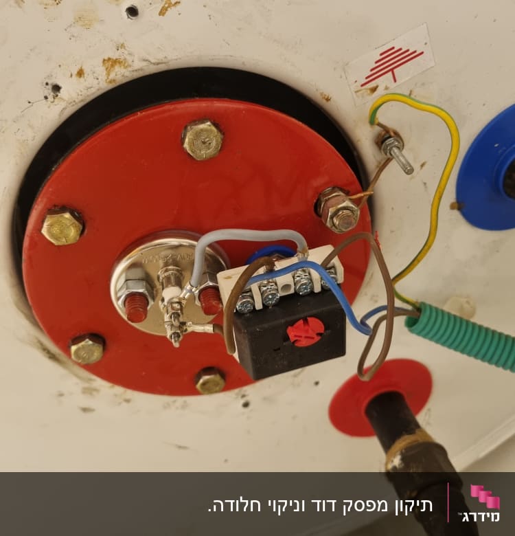 חיבורים חשמליים על לוח מתכת עם חוטים צבעוניים